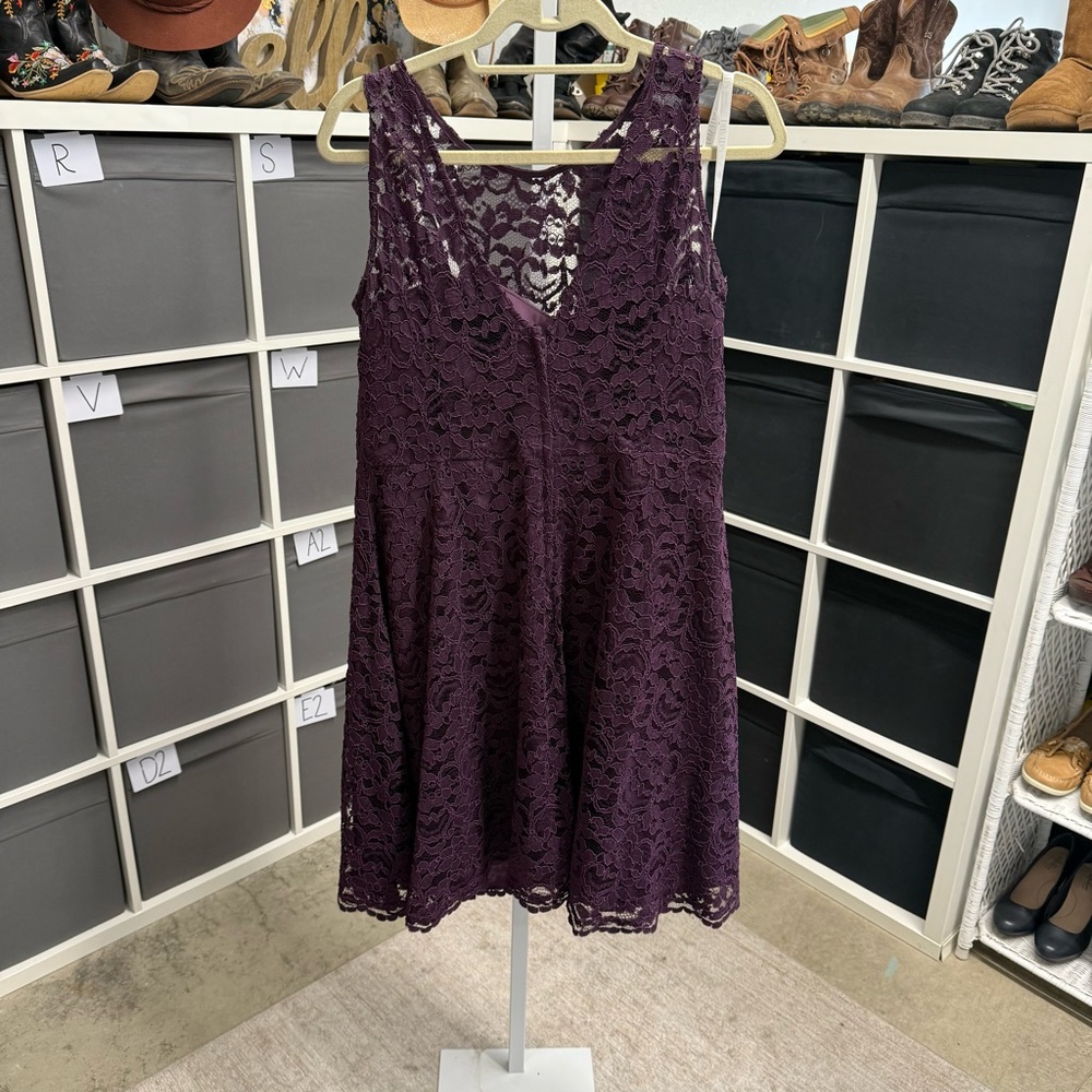 David’s Bridal Plum Elegant Purple Lace Bridesmaid Homecoming Dress - Picture 4 of 9